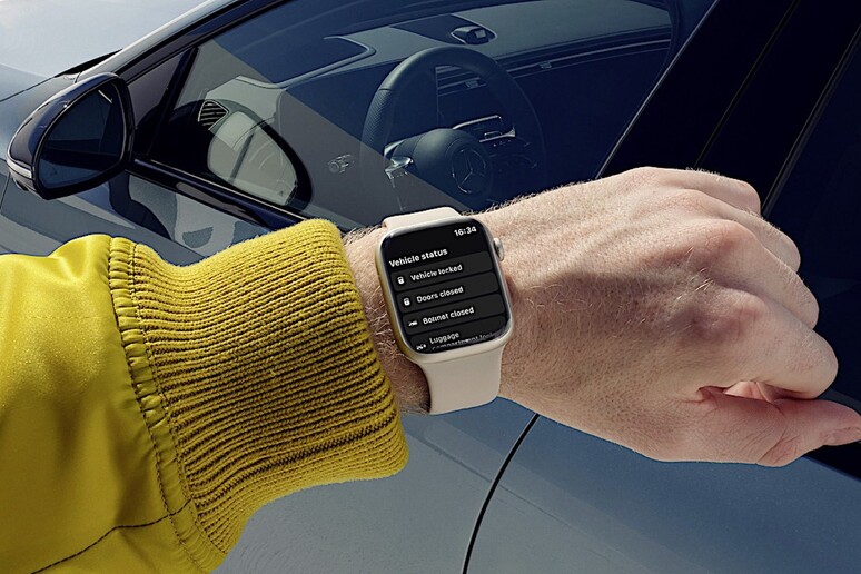 Da Mercedes nuova app per controllare auto con l 'Apple watch - RIPRODUZIONE RISERVATA