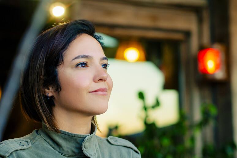 Ritratto di donna con emozioni positive foto iStock. - RIPRODUZIONE RISERVATA