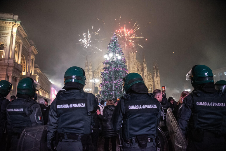 Polizia in piazza in piazza Duomo a Capodanno a Milano a Capodanno - RIPRODUZIONE RISERVATA