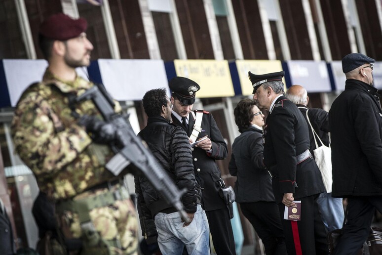 Controlli alla stazione Termini nell 'ambito del piano sicurezza per il Giubileo - RIPRODUZIONE RISERVATA