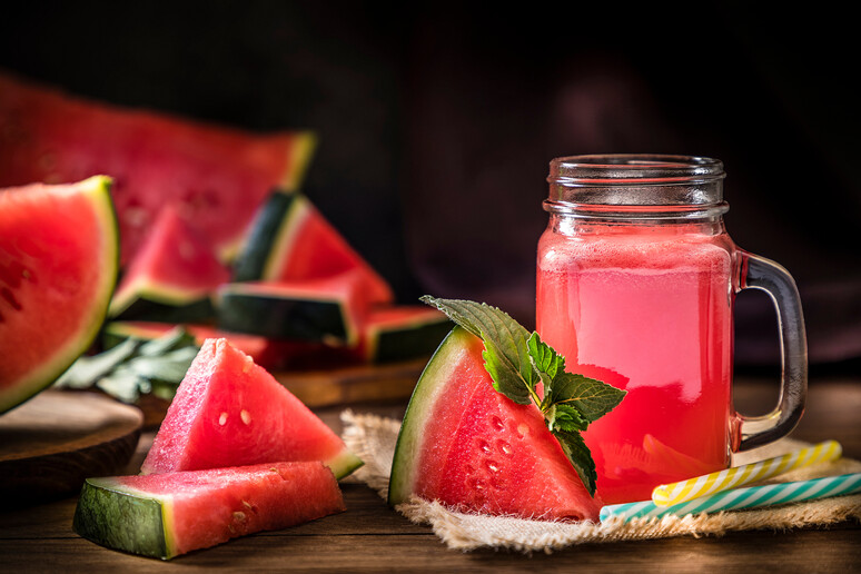 Fetta di Anguria e succo di anguria foto iStock. - RIPRODUZIONE RISERVATA