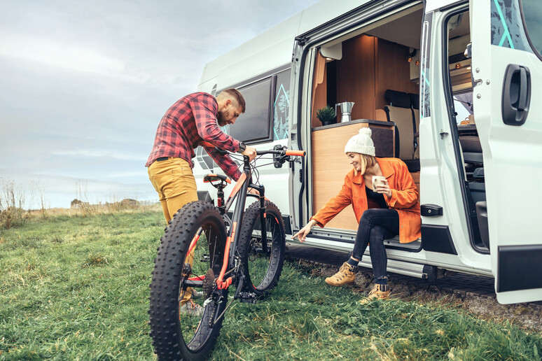 Una giovane coppia in camper foto iStock. - RIPRODUZIONE RISERVATA