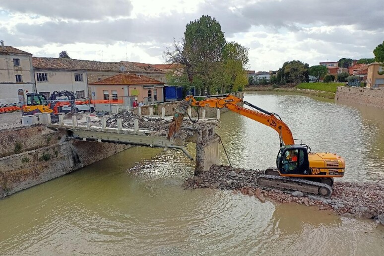 - RIPRODUZIONE RISERVATA