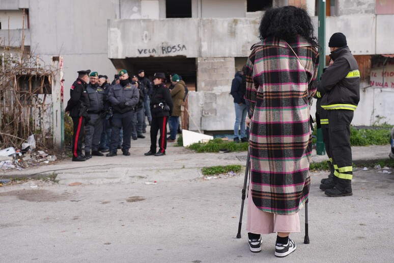 Sgombero Vela Rossa di Scampia, vanno via le ultime 11 famiglie - RIPRODUZIONE RISERVATA