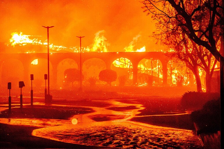 Incendio Los Angeles, fiamme estese su quasi 3.000 acri