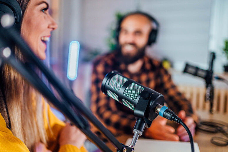 Due persone realizzano un podcast. foto iStock. - RIPRODUZIONE RISERVATA