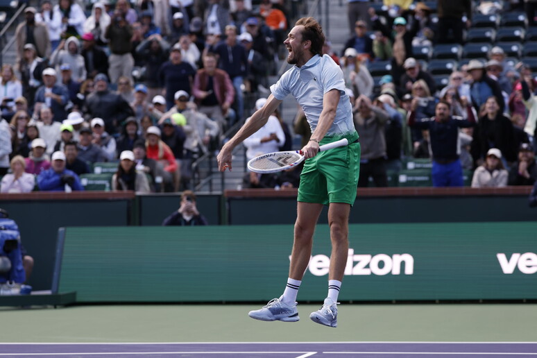 Indian Wells, Medvedev vince ed esulta come per un gol © ANSA/EPA