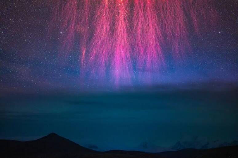 Il fenomeno degli  'spettri rossi ' sull 'Himalaya. Foto premiata nel concorso fotografico  'Astronomy Photographer of the Year ' del 2023 (fonte:&nbsp;Angel An) - RIPRODUZIONE RISERVATA